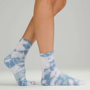 NWT Lululemon Daily Stride Mid-Crew Sock Soft Denim Blue Tie Dye Medium 6.5-8.5
